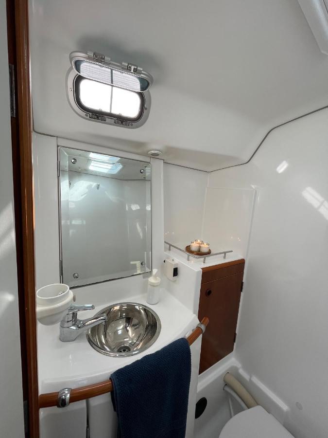 Beautiful And Comfortable Sailboat With Secure Parking Available Hotel Barcelona Exterior photo